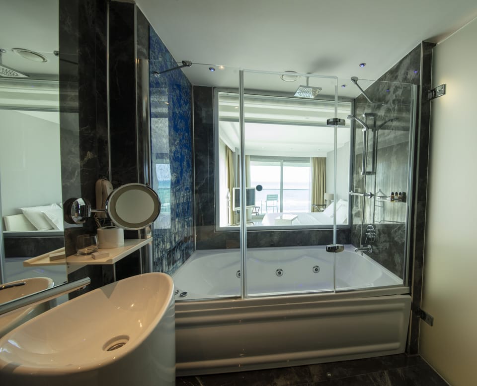 Deluxe Double Room, Sea View | Jetted tub