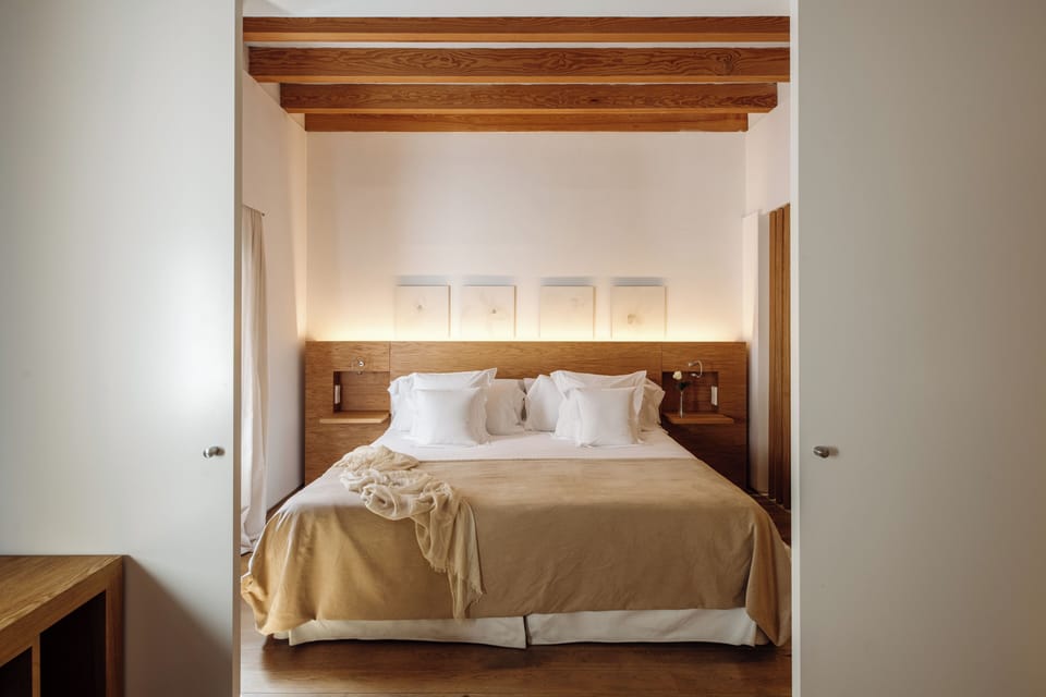 Premium Suite | Hypo-allergenic bedding, minibar, in-room safe, desk