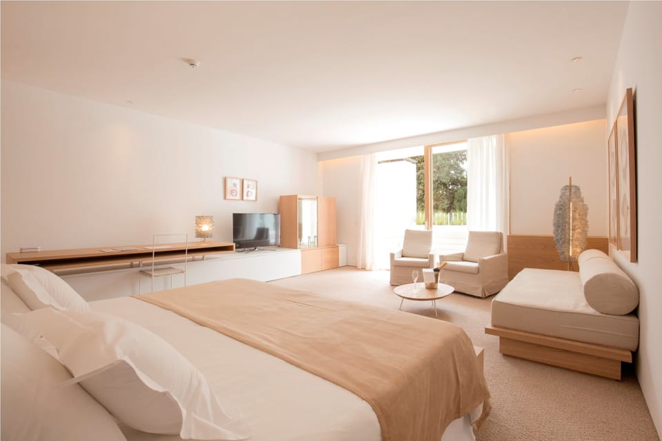Hypo-allergenic bedding available, minibar, in-room safe, desk