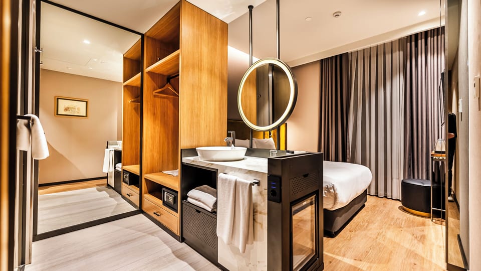 Economy Studio, 1 Queen Bed | Premium bedding, minibar, in-room safe, desk