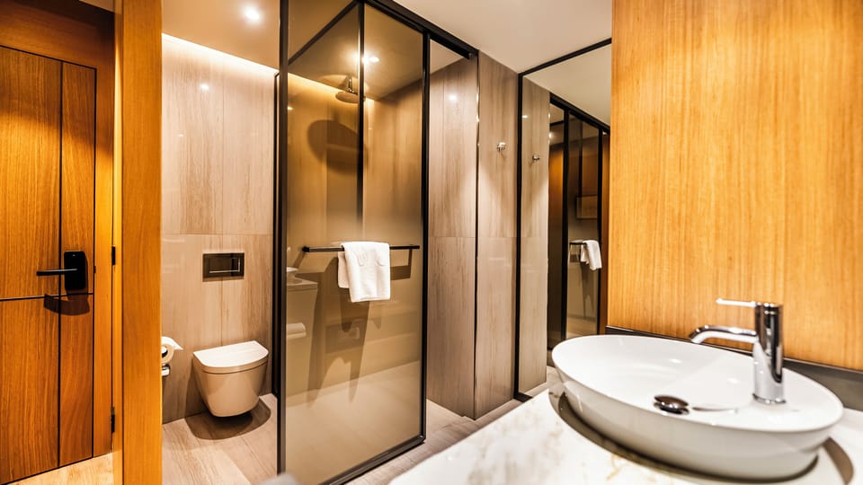 Economy Studio, 1 Queen Bed | Bathroom | Free toiletries, hair dryer, slippers, towels