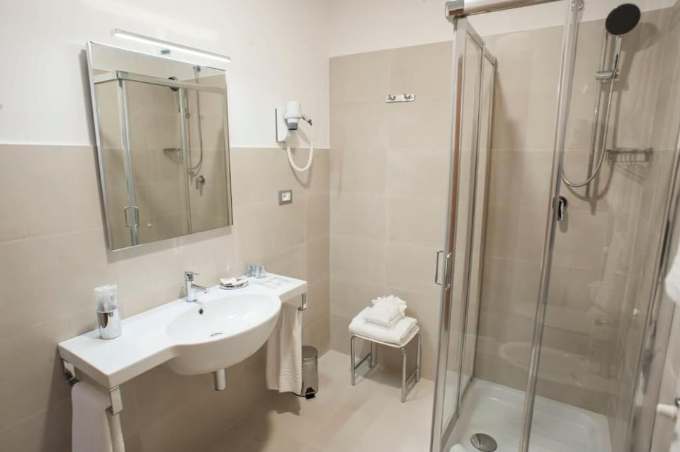 Shower, bidet, towels