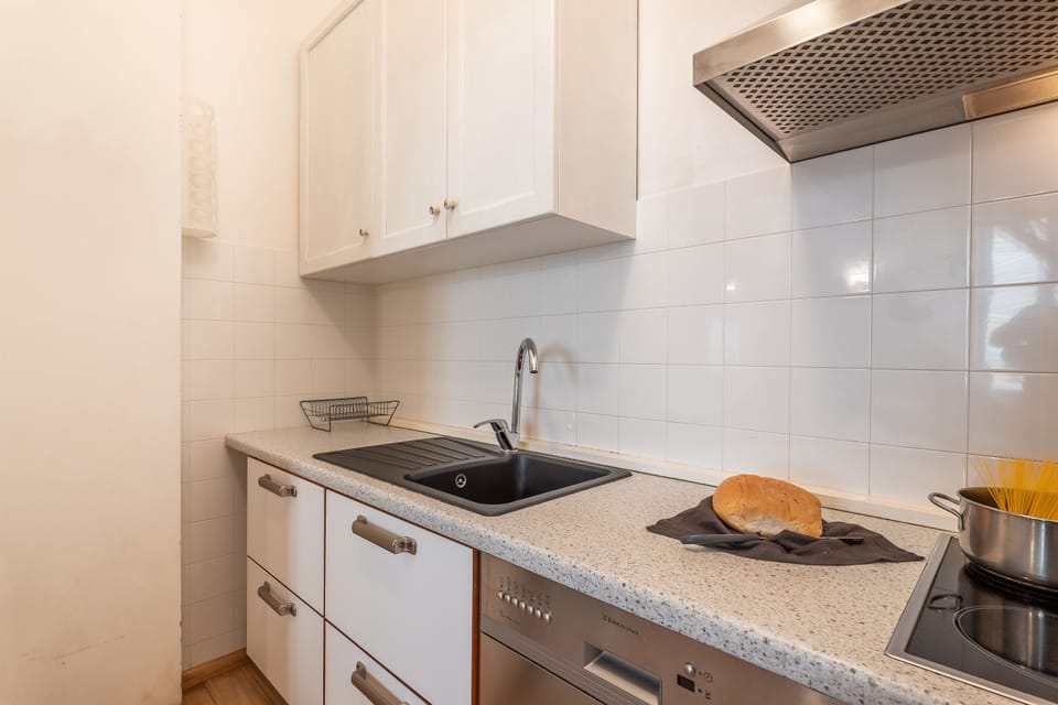 City Apartment, 2 Bedrooms | Private kitchen | Fridge, microwave, oven, stovetop