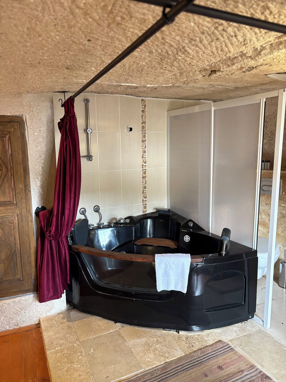 Deluxe Room, 1 Queen Bed, Mountain View | Bathroom | Bathtub, jetted tub, free toiletries, hair dryer