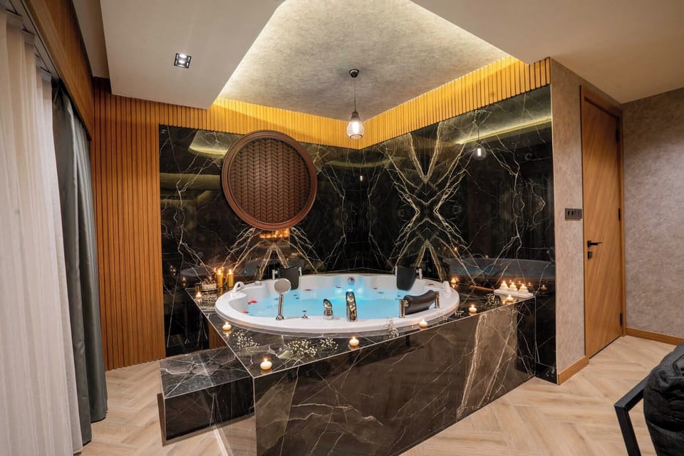 Deluxe Suite, Jetted Tub | Jetted tub