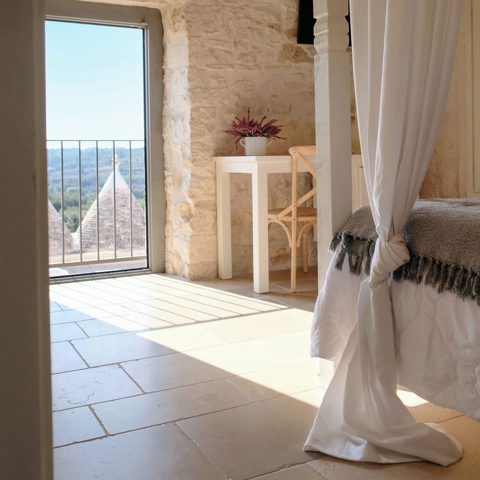Suite | Hypo-allergenic bedding, minibar, desk, soundproofing