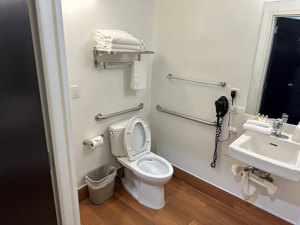 Room, 1 Full-Sized Bed | 1 bedroom, premium bedding, in-room safe, desk