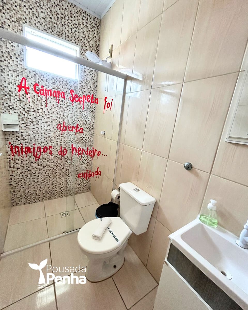 Suite Camara Secreta | Bathroom | Shower, hair dryer, towels, soap