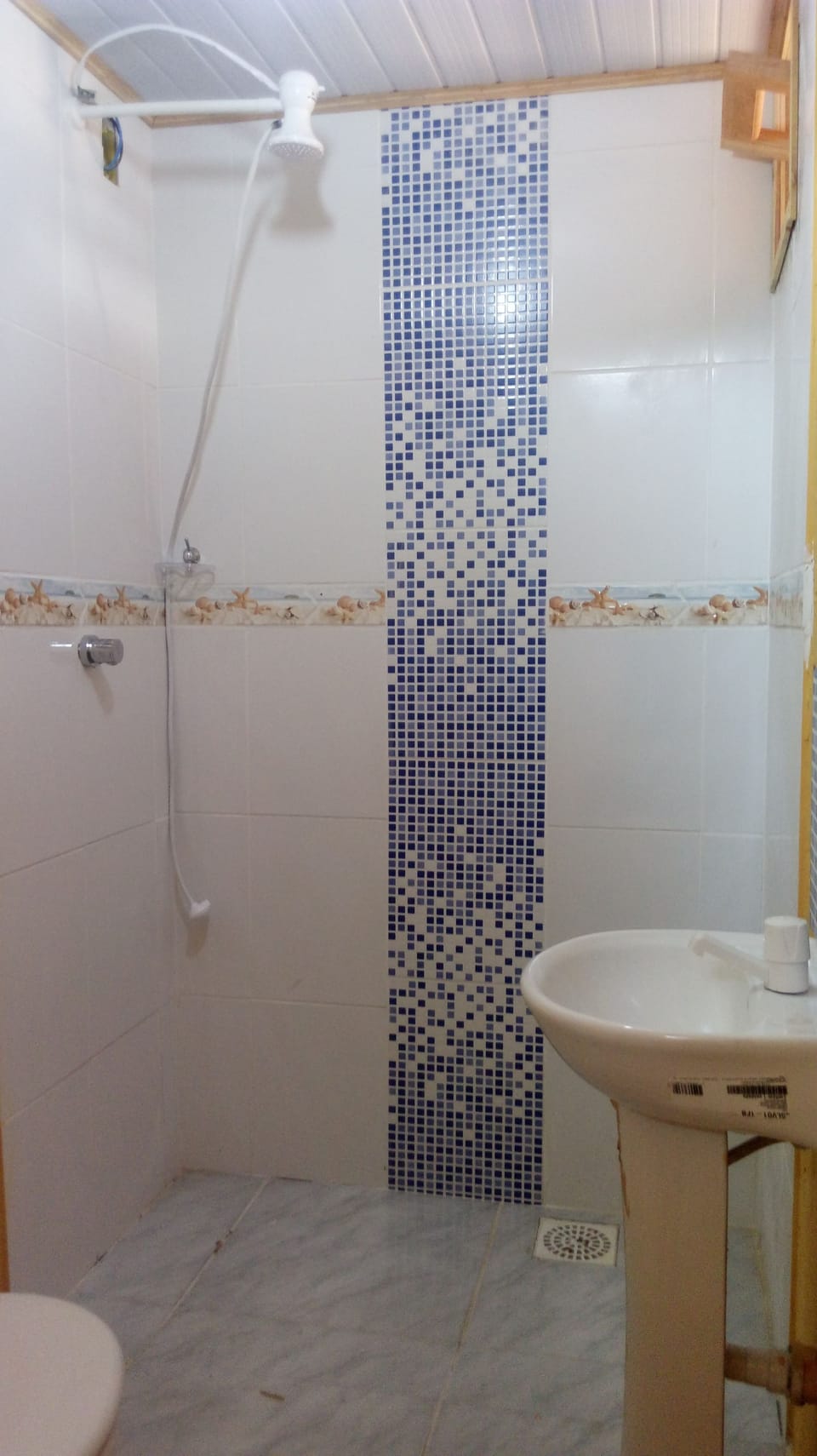 Basic Chalet | Bathroom | Shower, free toiletries, towels