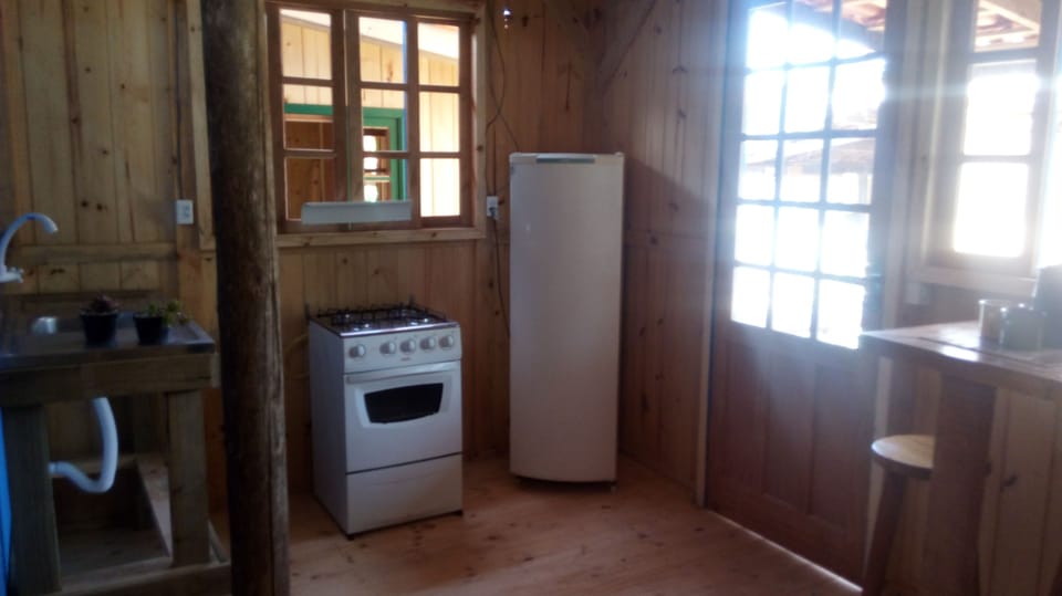 Basic Chalet | Private kitchen | Fridge, oven, stovetop, cookware/dishes/utensils