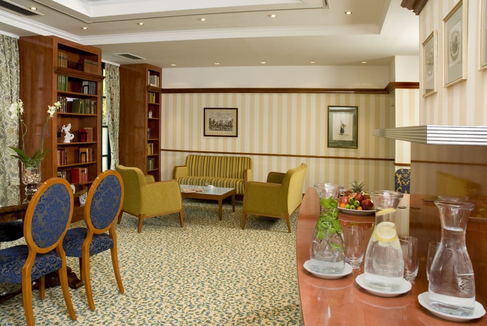 Lobby lounge