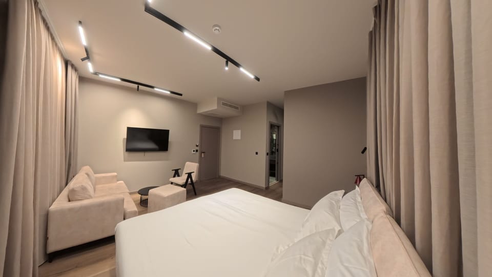 Premium bedding, down comforters, minibar, in-room safe