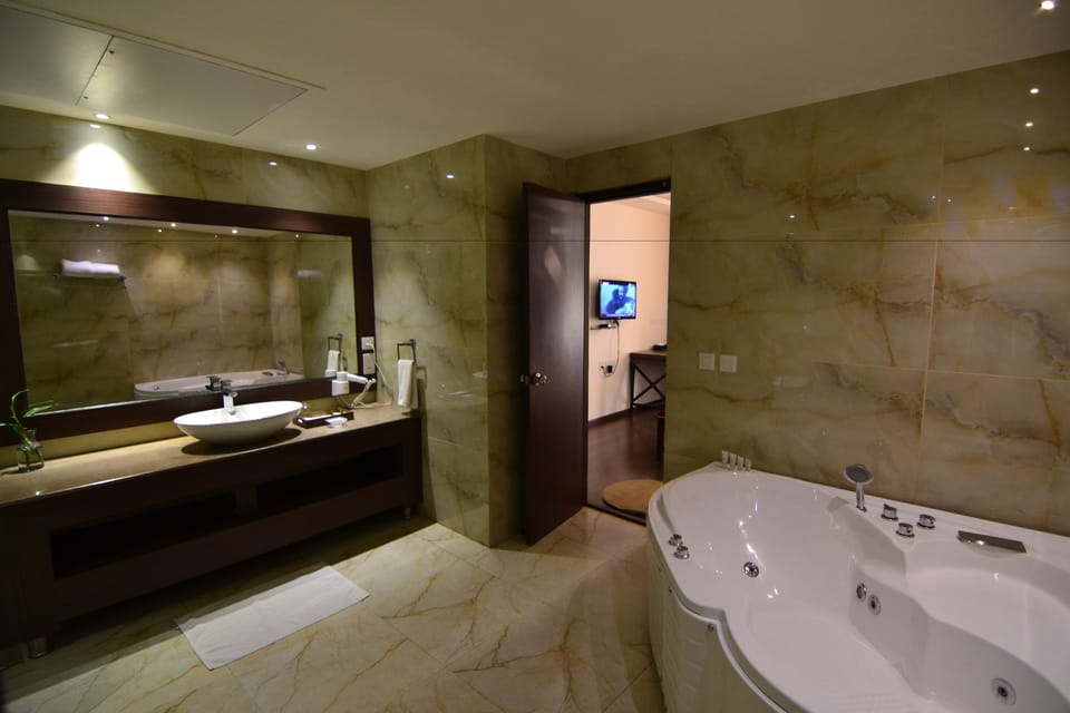 Suite | Bathroom | Shower, free toiletries, bathrobes, slippers