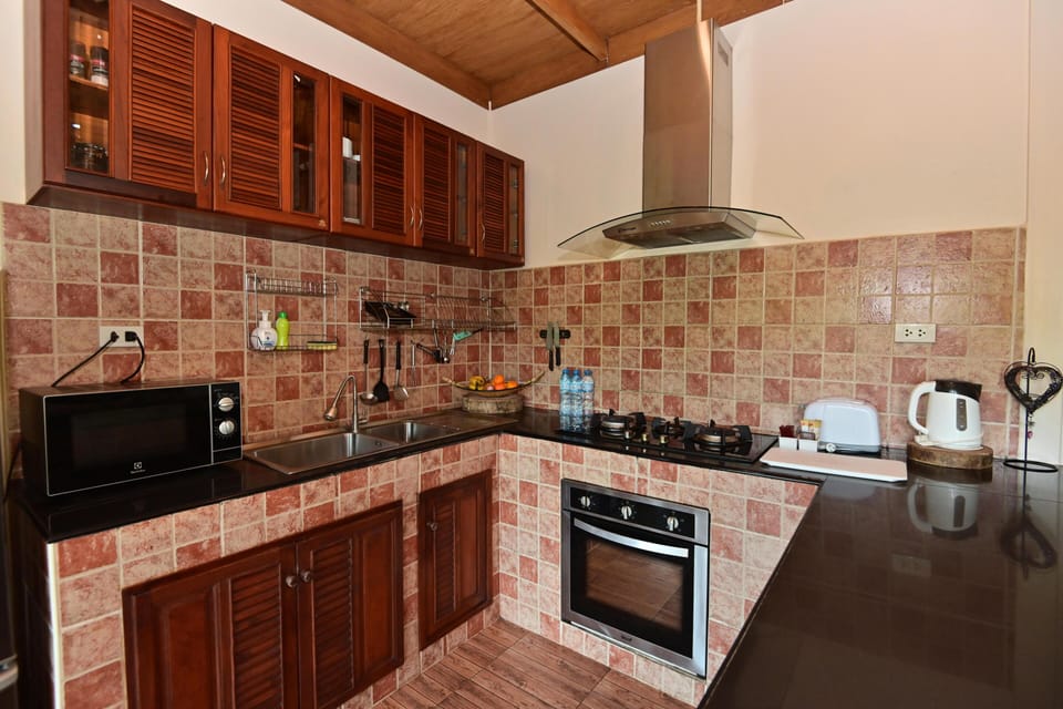Family Room, 3 Bedrooms, River View | Private kitchen