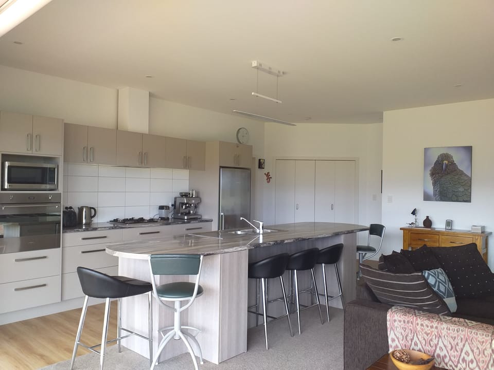 House, 3 Bedrooms | Private kitchen | Full-size fridge, microwave, oven, stovetop