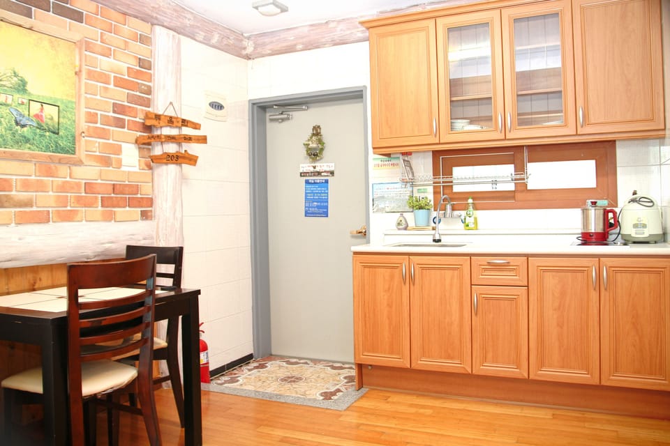Room (14 PY) | Private kitchenette | Full-size fridge