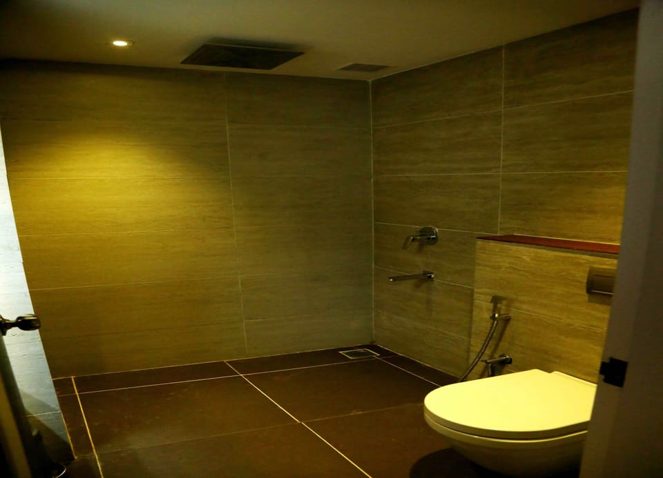 Deluxe Room, 1 King Bed | Bathroom | Shower, free toiletries, towels