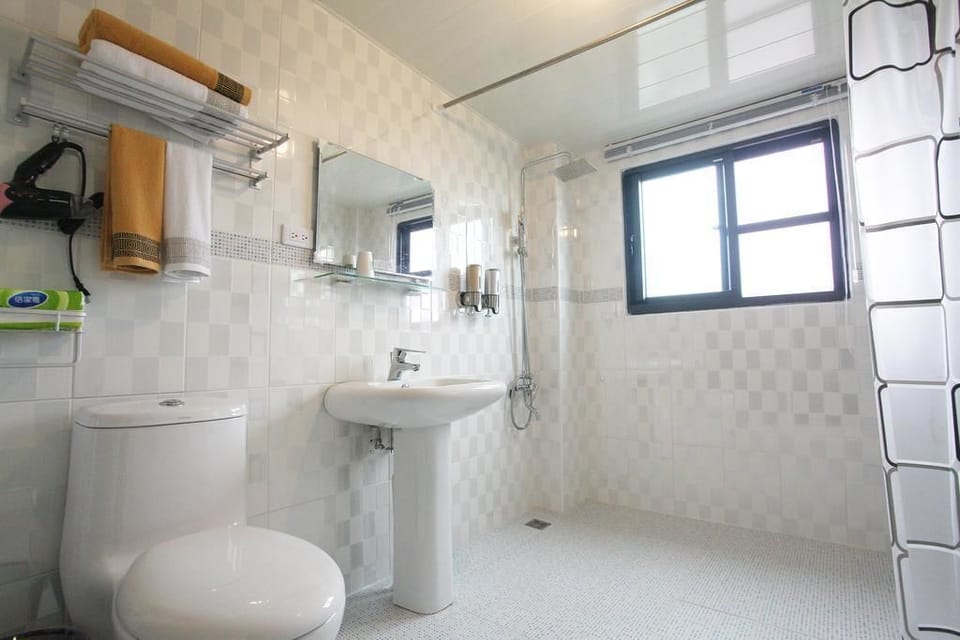 Standard Double Room | Bathroom | Shower, free toiletries, hair dryer, slippers