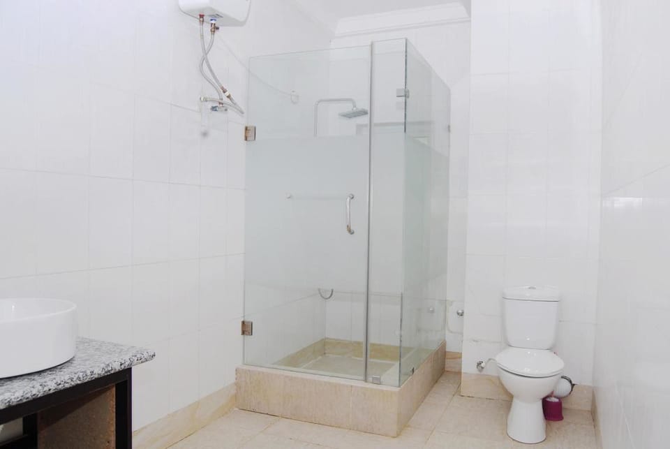 Shower, rainfall showerhead, free toiletries, towels