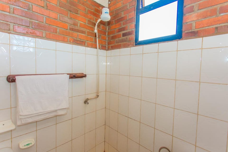 Shower, rainfall showerhead, free toiletries, slippers