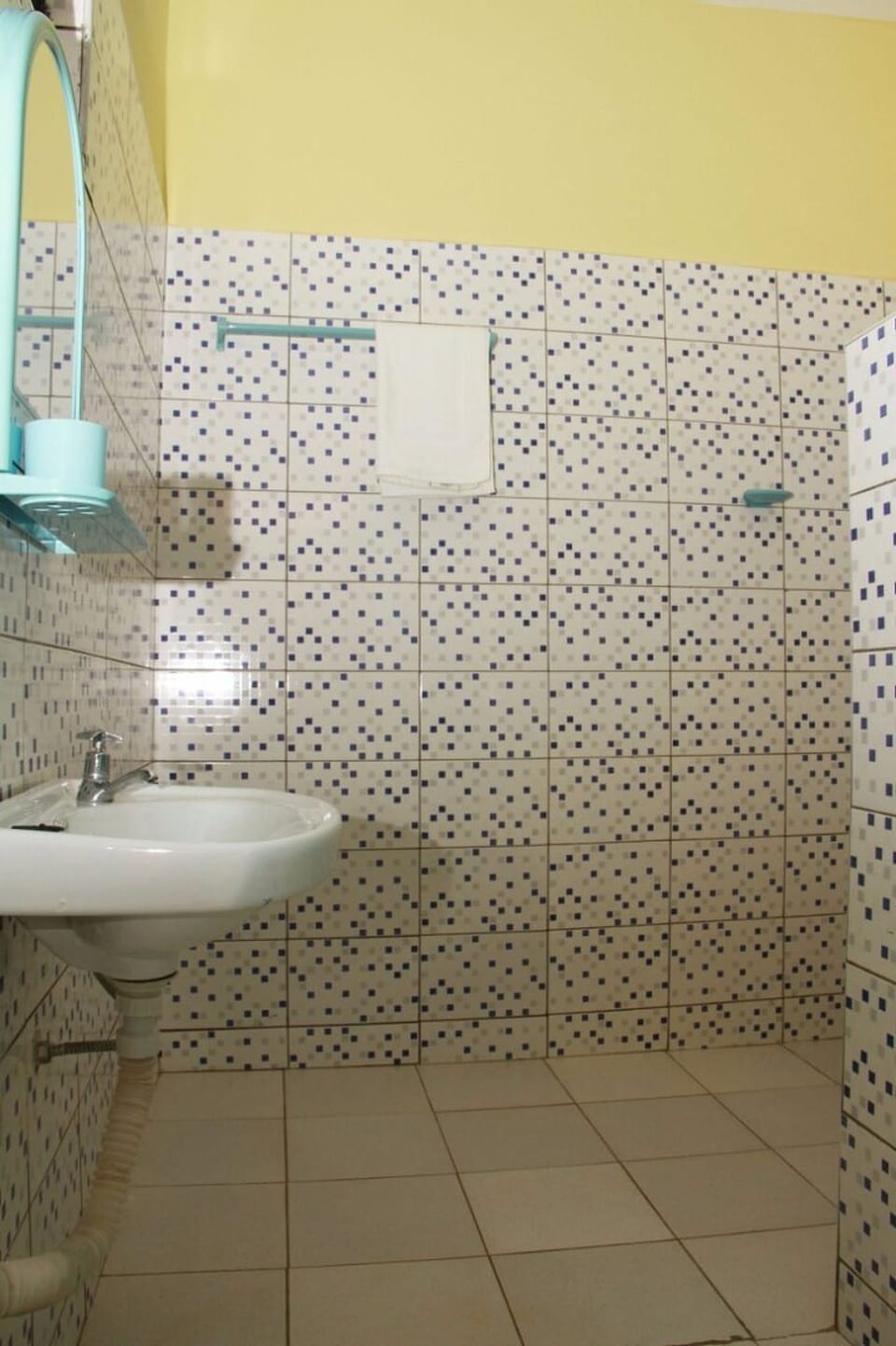 Combined shower/tub, rainfall showerhead, free toiletries, slippers