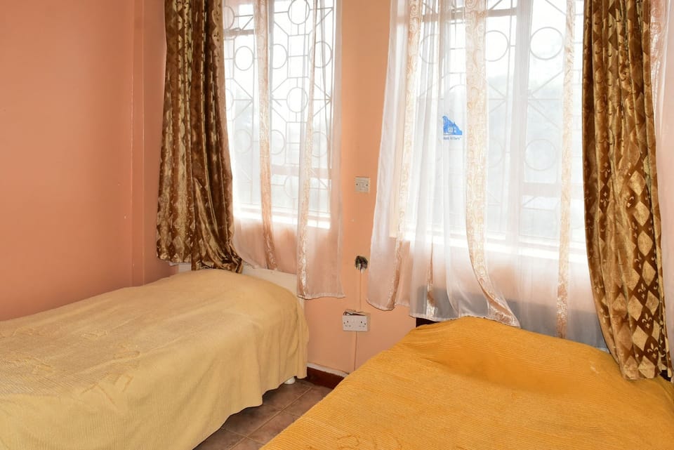 Standard Double or Twin Room | Desk