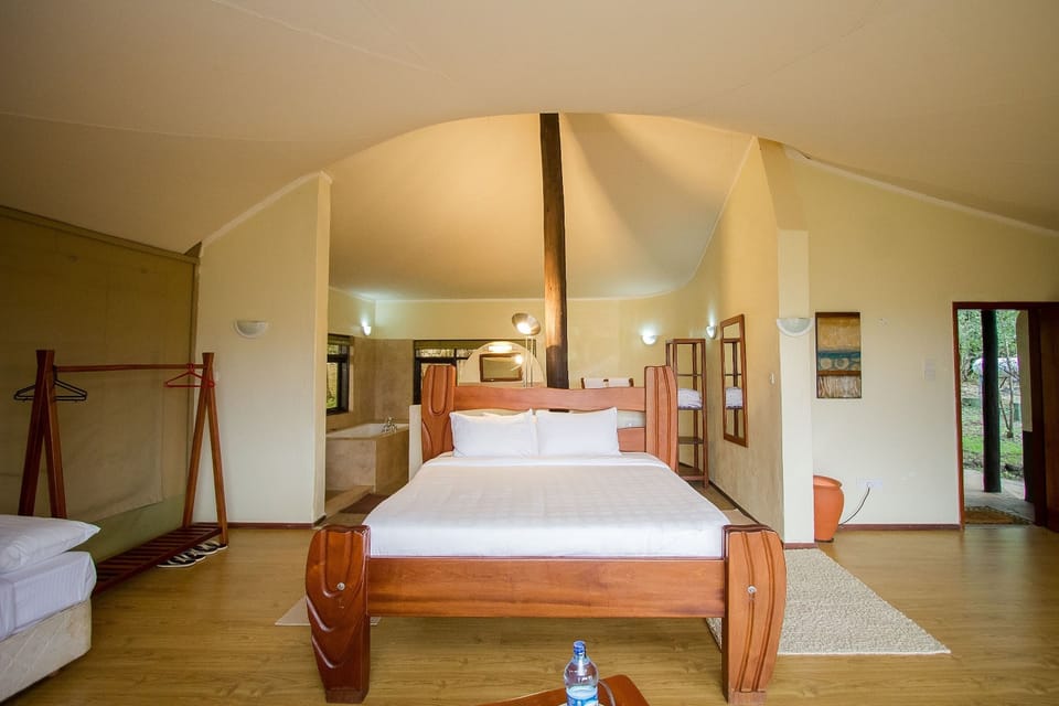 Cottage | Minibar, desk