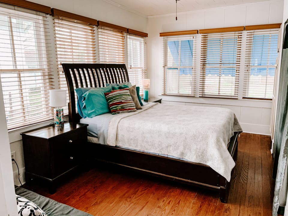 House, 2 Bedrooms (Blue Moon Bungalow) | WiFi (free), bed sheets