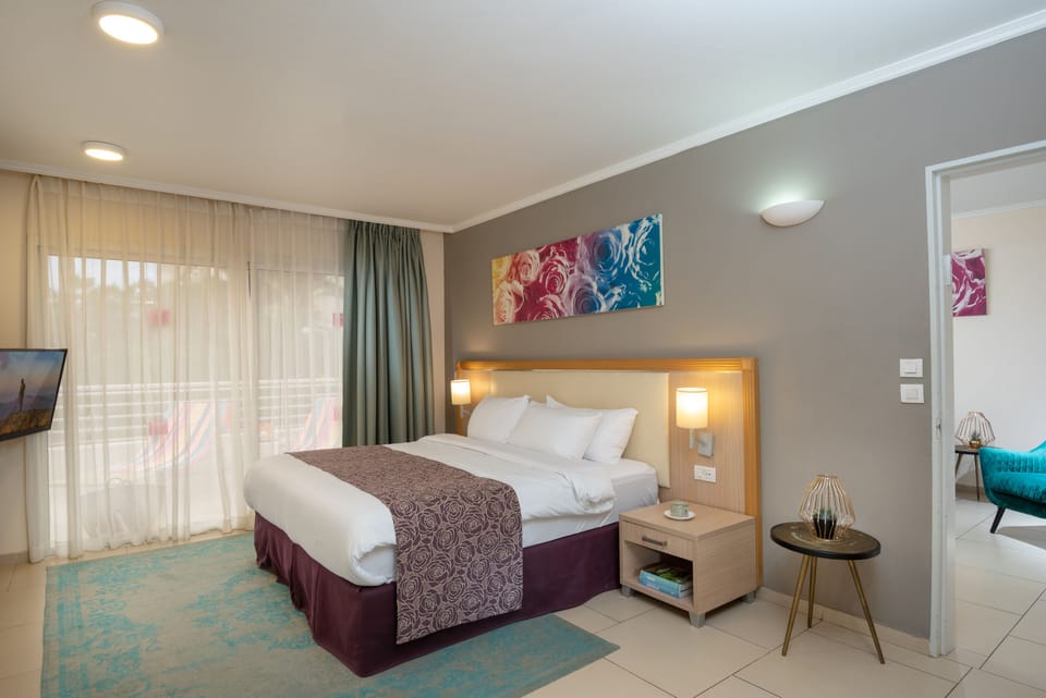 Minibar, in-room safe, Internet, alarm clocks