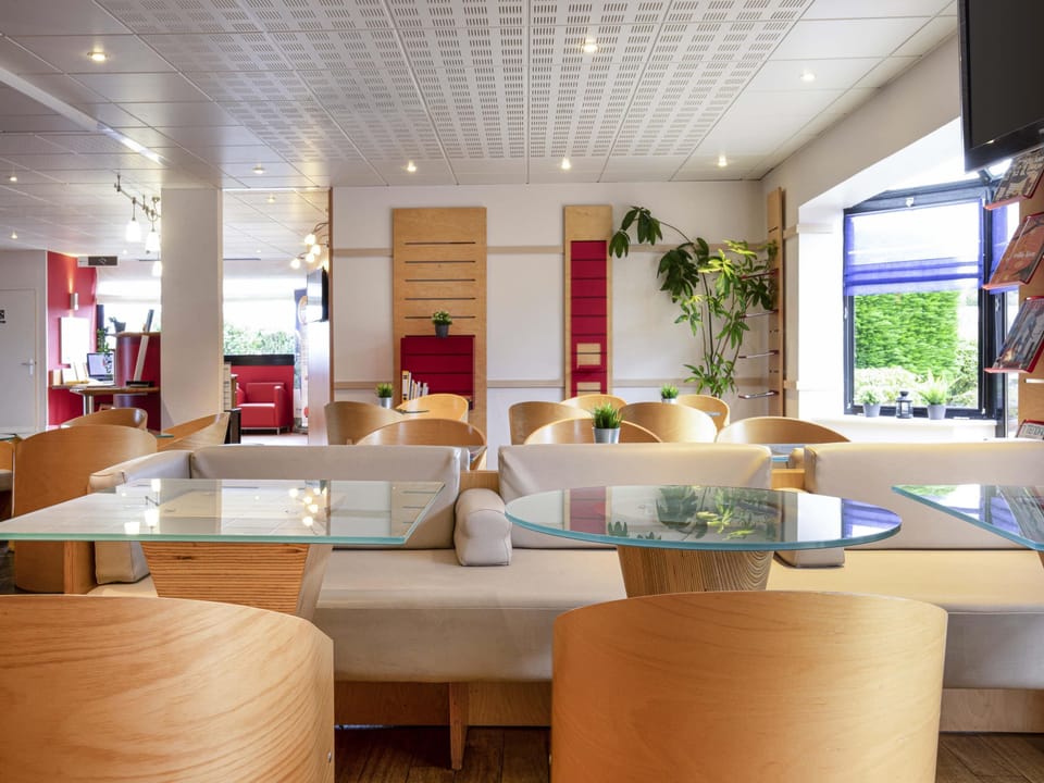 Daily buffet breakfast (EUR 9.90 per person)