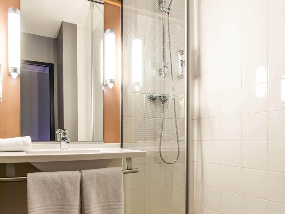 Premium bedding, desk, blackout drapes, soundproofing