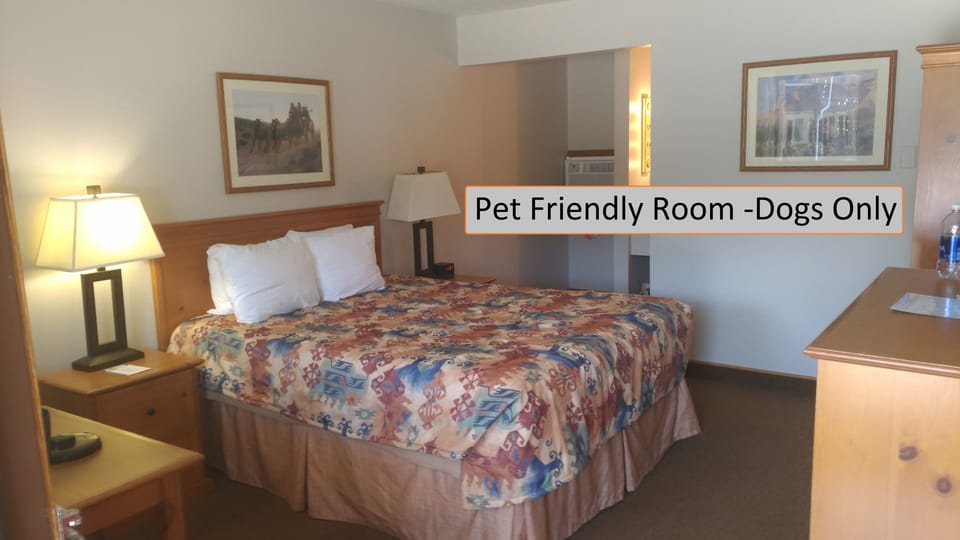 Comfort Room, 1 Queen Bed | Individually decorated, individually furnished, desk, iron/ironing board