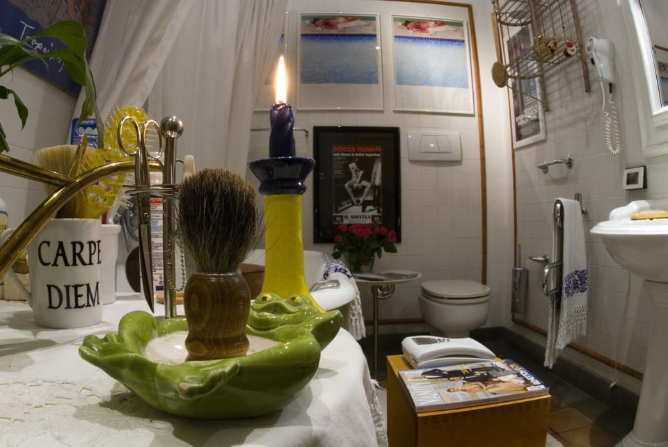 Single Room | Bathroom | Shower, free toiletries, hair dryer, towels