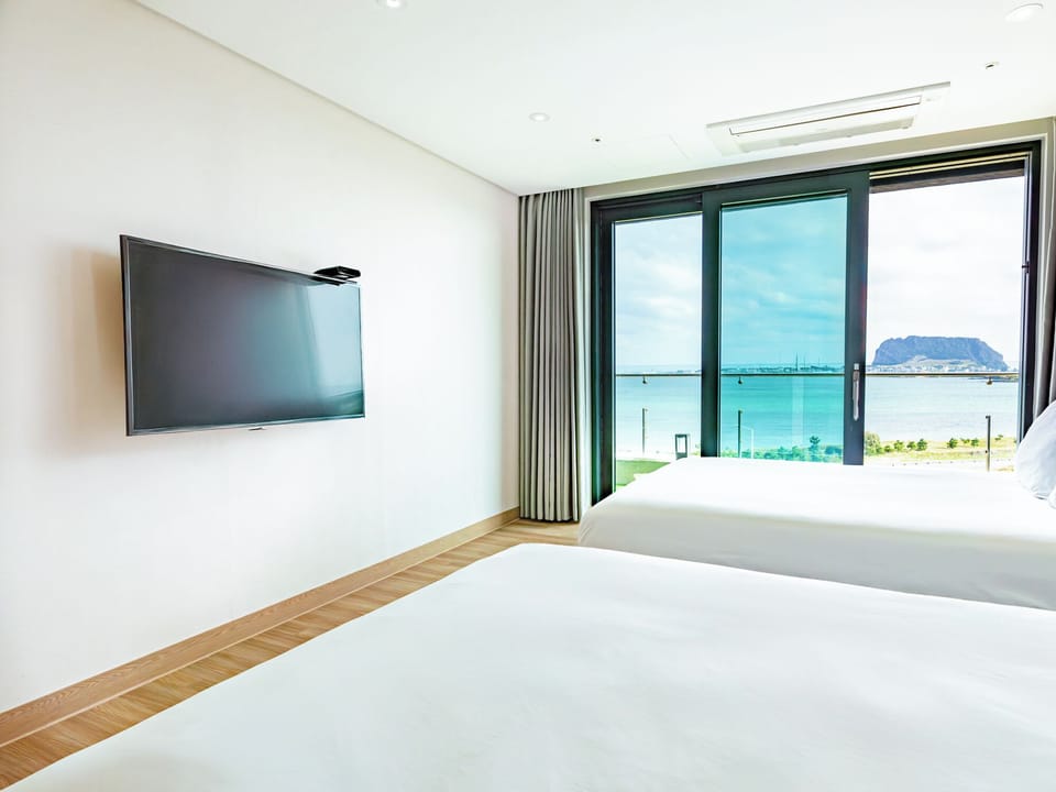 Premium bedding, free minibar, blackout drapes, soundproofing