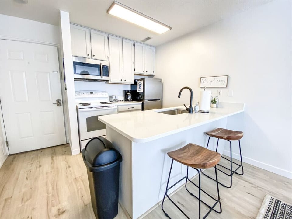 Well-equipped kitchen with cozy breakfast bar seating