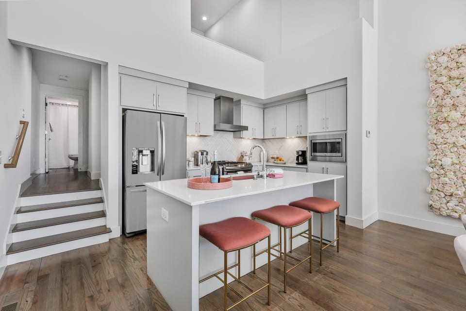 Fully stocked kitchen!