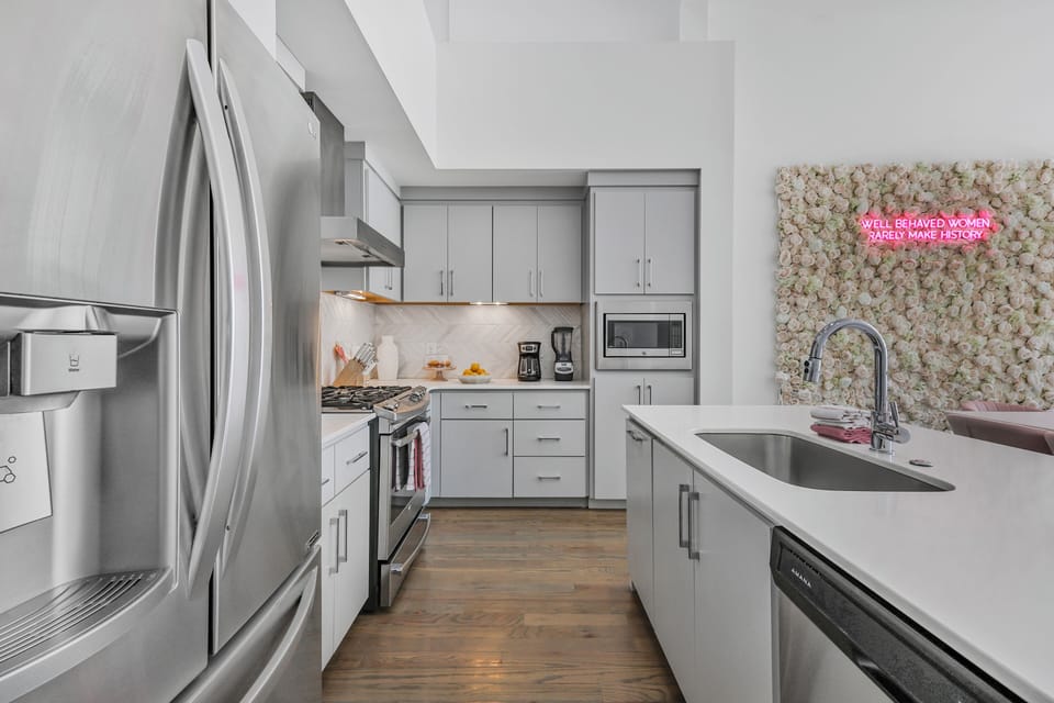 Fully stocked kitchen!