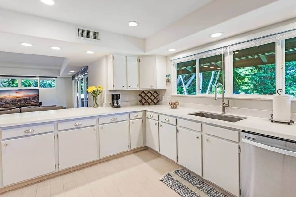 Fully loaded kitchen with everything you need to dine in style 