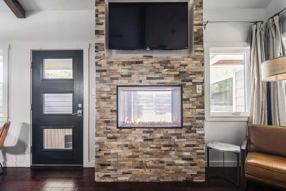 Living room with double-sided fireplace