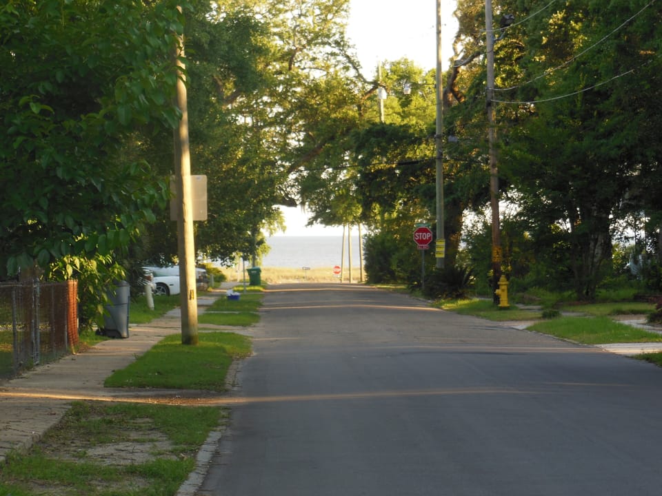 2 blocks to the white sandy beaches and restaurants 