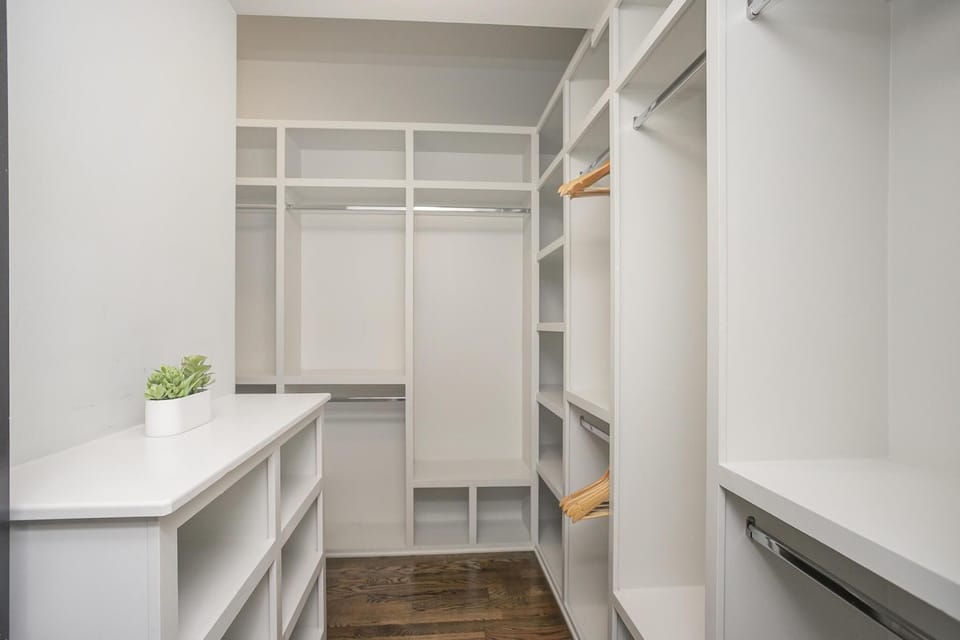 2nd Floor Master Bedroom w/ 2 Queens, En Suite Full Bath, and Closet!