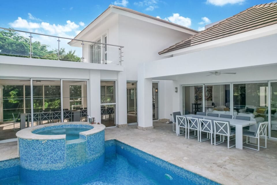 Lake View Villa: Outdoor dining area by the pool and Jacuzzi