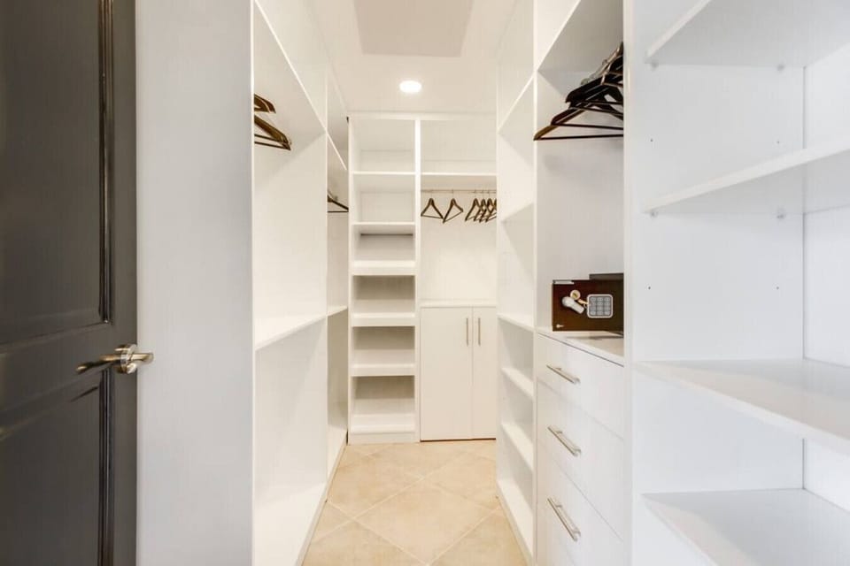 Lake View Villa: Walk-in closet with safe (primary bedroom)