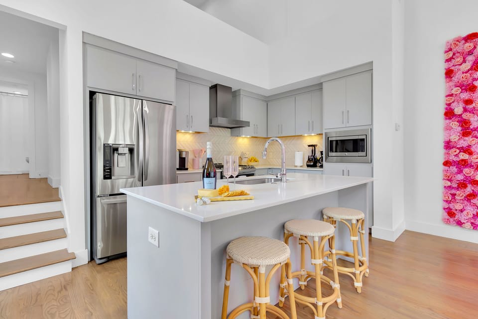 Fully stocked Kitchen!
