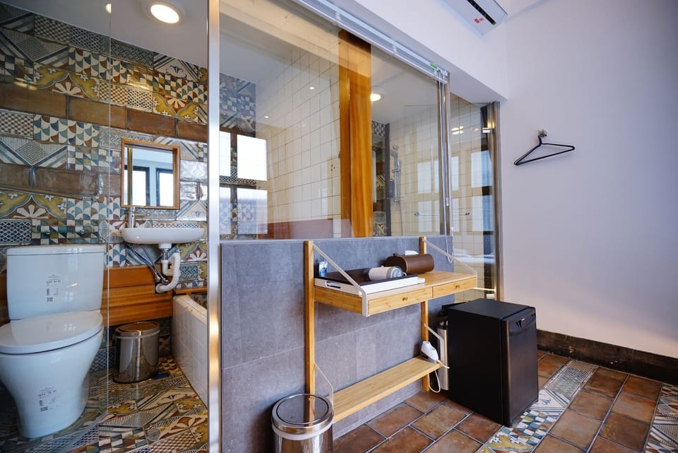 Classic Double Room | Bathroom | Shower, free toiletries, slippers, towels