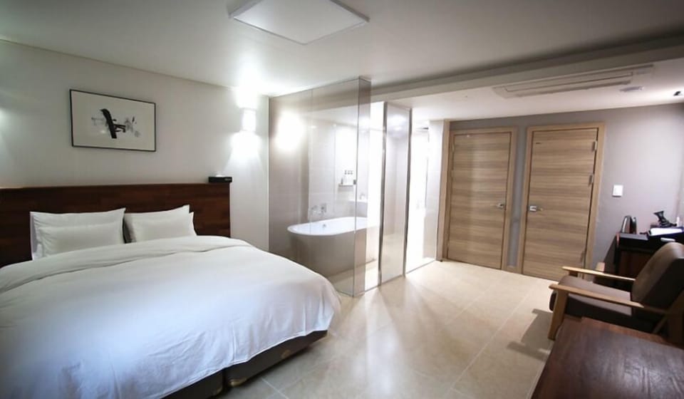 Economy Room, 1 King Bed, Non Smoking, Bathtub | Premium bedding, down comforters, desk, laptop workspace