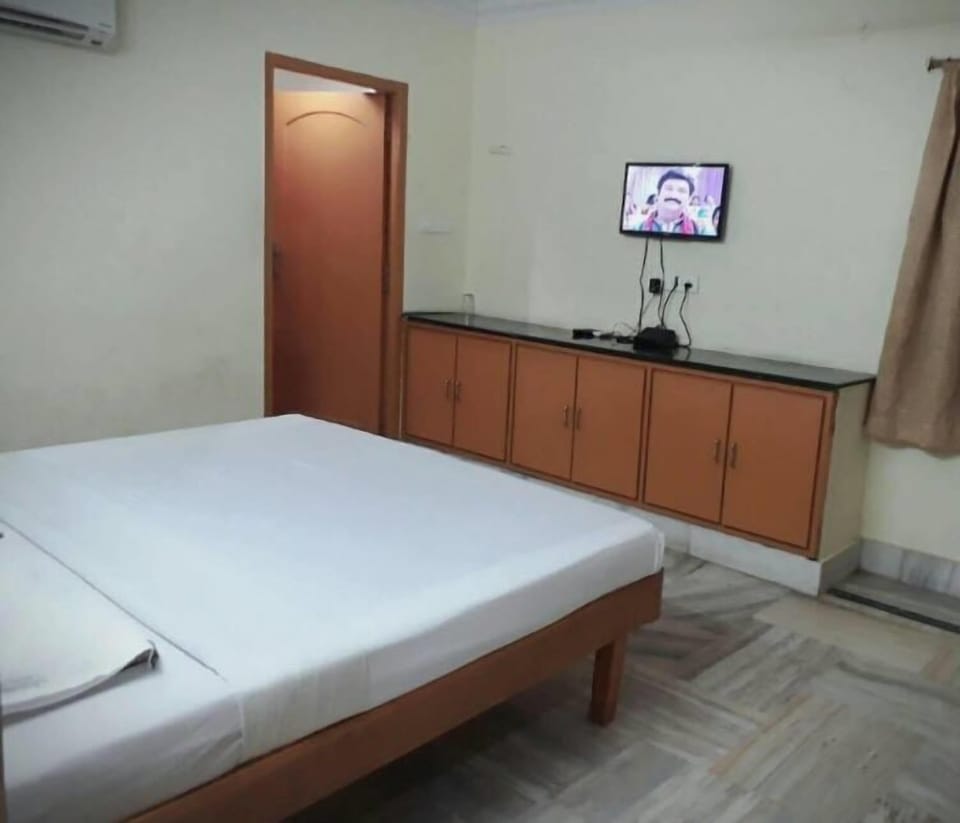 Business Room, 2 Bedrooms, Non Smoking | 1 bedroom, in-room safe, desk, rollaway beds (surcharge)