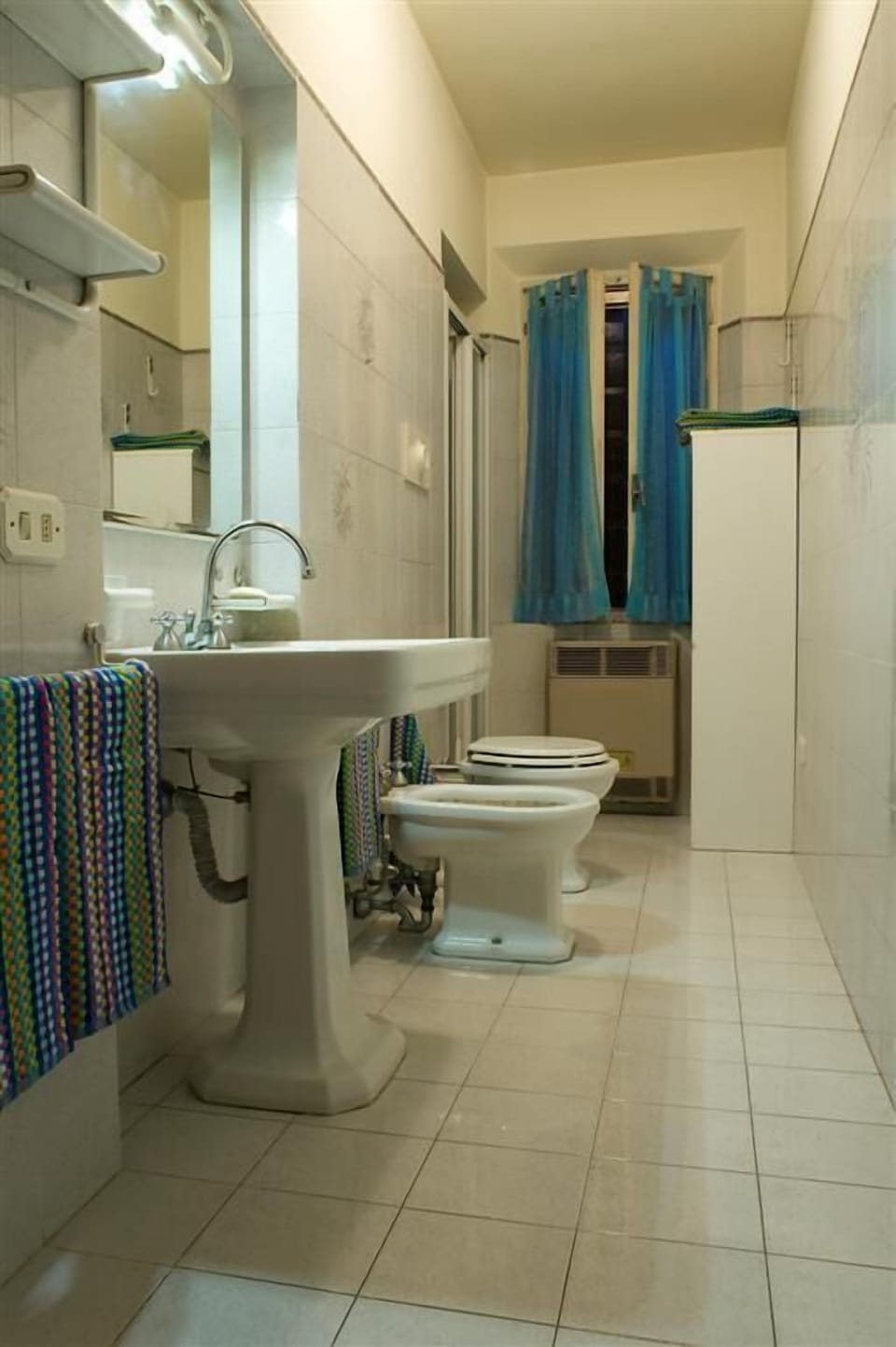 Classic Triple Room | Bathroom | Shower, hair dryer, bathrobes, slippers