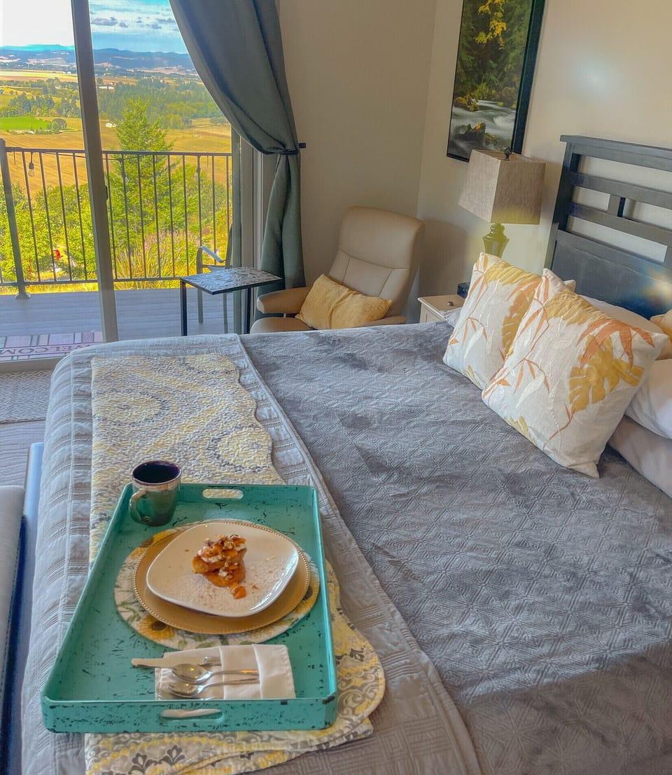 Luxury Room, Private Bathroom | Premium bedding, individually decorated, individually furnished, desk
