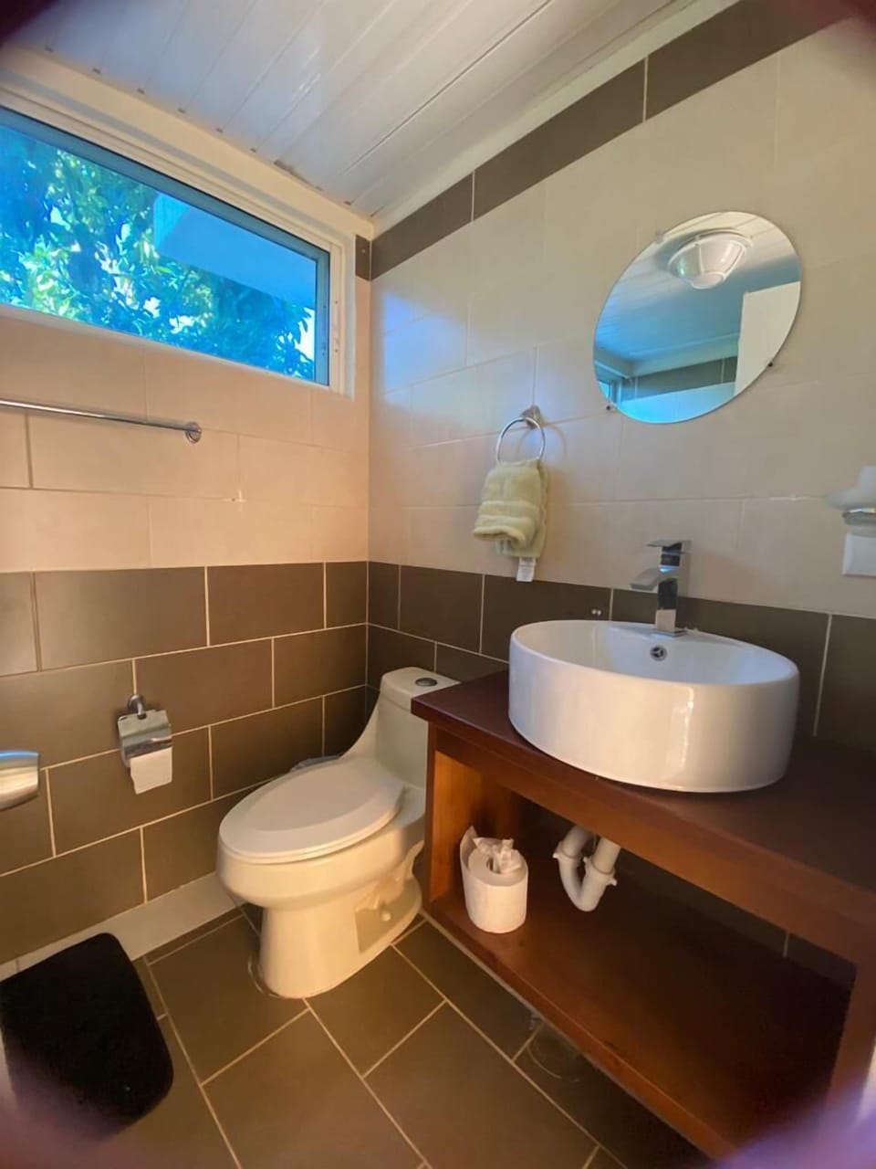Deluxe King Room | Bathroom | Shower, towels